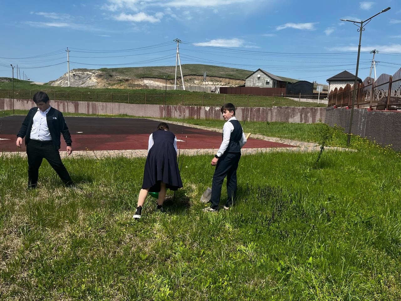 Мы рады сообщить, что акция по озеленению, приуроченная ко Дню Земли, успешно завершилась! В минувшую субботу, 22 апреля, наши ученики пятых классов и 4-х классов собрались, чтобы высадить деревья и цветы в школьном дворе..